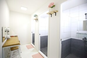 Bathroom shower - ZIBRO S - Hostel (Seoul)