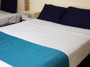 Habitación triple económica | Tabla de planchar con plancha, wifi gratis y ropa de cama 
