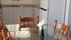 Coffee/tea maker, microwave, electric kettle - Kippa Ring Village Motel (Kippa-Ring)