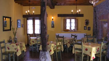 Habitación Confort doble, vistas a la ciudad | Restaurante