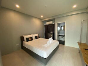 スタンダード ダブルルーム クイーンベッド 1 台 禁煙 シティビュー | 遮光カーテン、WiFi (無料)