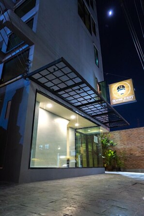 Exterior - RoomQuest Bangkok Don Mueang Airport 1  (Bangkok)