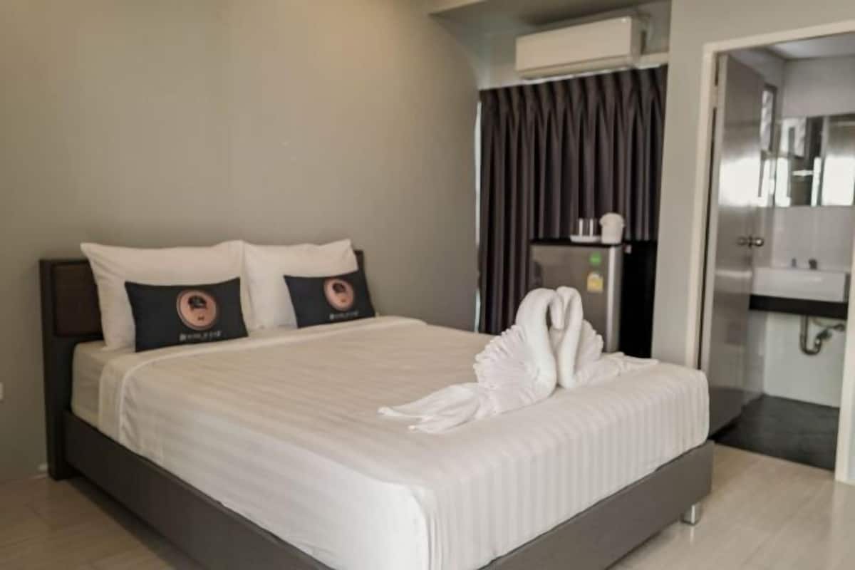 Blackout drapes, free WiFi