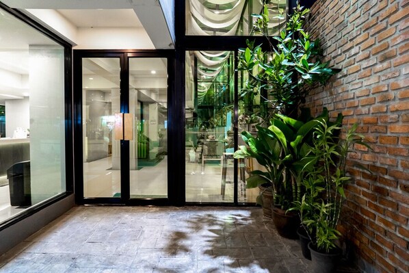 Exterior - RoomQuest Bangkok Don Mueang Airport 1  (Bangkok)