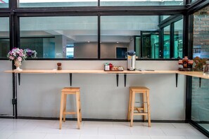 Een 32-inch flatscreentelevisie met kabelzenders en televisie