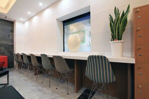 Lobby sitting area - The Global Hotel Tokyo (Tokyo)