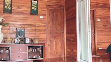 Standaard villa, 2 slaapkamers, niet-roken, en-suite badkamer | Woonruimte | Een 32-inch flatscreentelevisie met kabelzenders en een lcd-televisie
