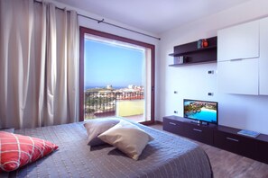 Double Room, Balcony, Sea View | Minibar, desk, soundproofing, WiFi