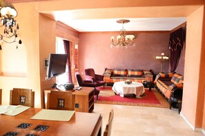 Deluxe-Apartment, 3 Schlafzimmer | Wohnzimmer | 50-Zoll-Smart-TV mit Satellitenempfang, Fernseher
