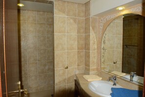 Deluxe-Apartment, 3 Schlafzimmer | Badezimmer | Handtücher