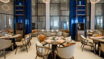 2 Restaurants, Frühstück, Mittagessen, lokale und internationale Küche