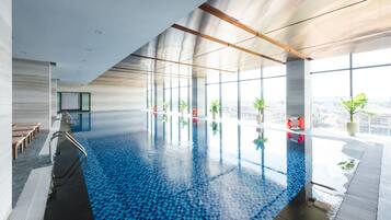 สระว่ายน้ำในร่ม, สระว่ายน้ำกลางแจ้ง, เก้าอี้อาบแดดริมสระ