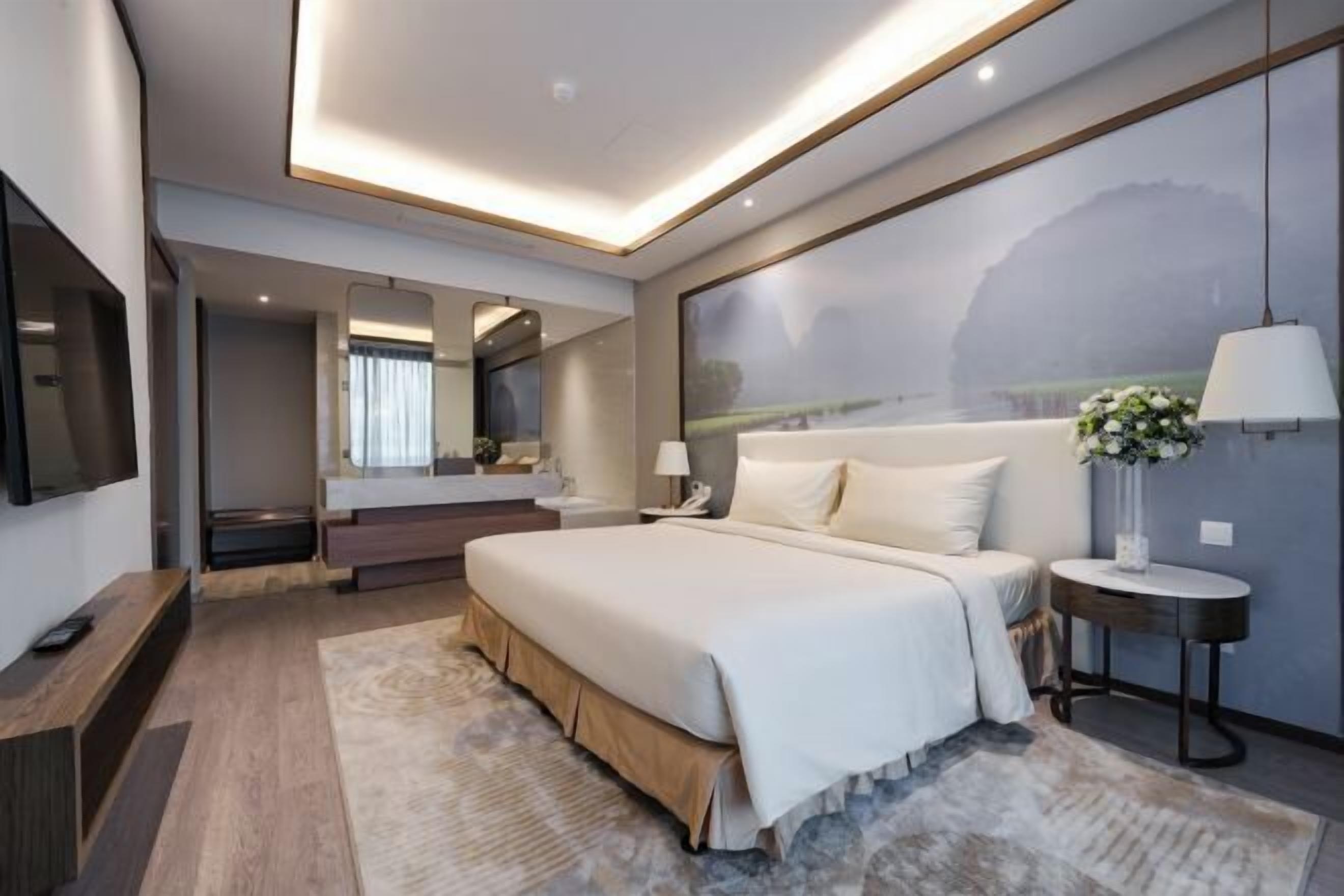 Een minibar, een kluis op de kamer, een bureau, verduisterende gordijnen