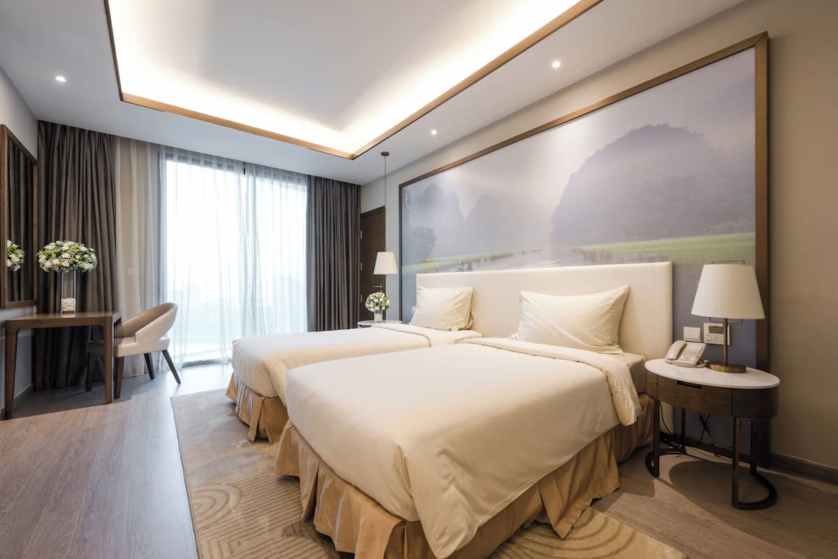 2 bilik tidur, bar mini, peti besi dalam bilik, meja