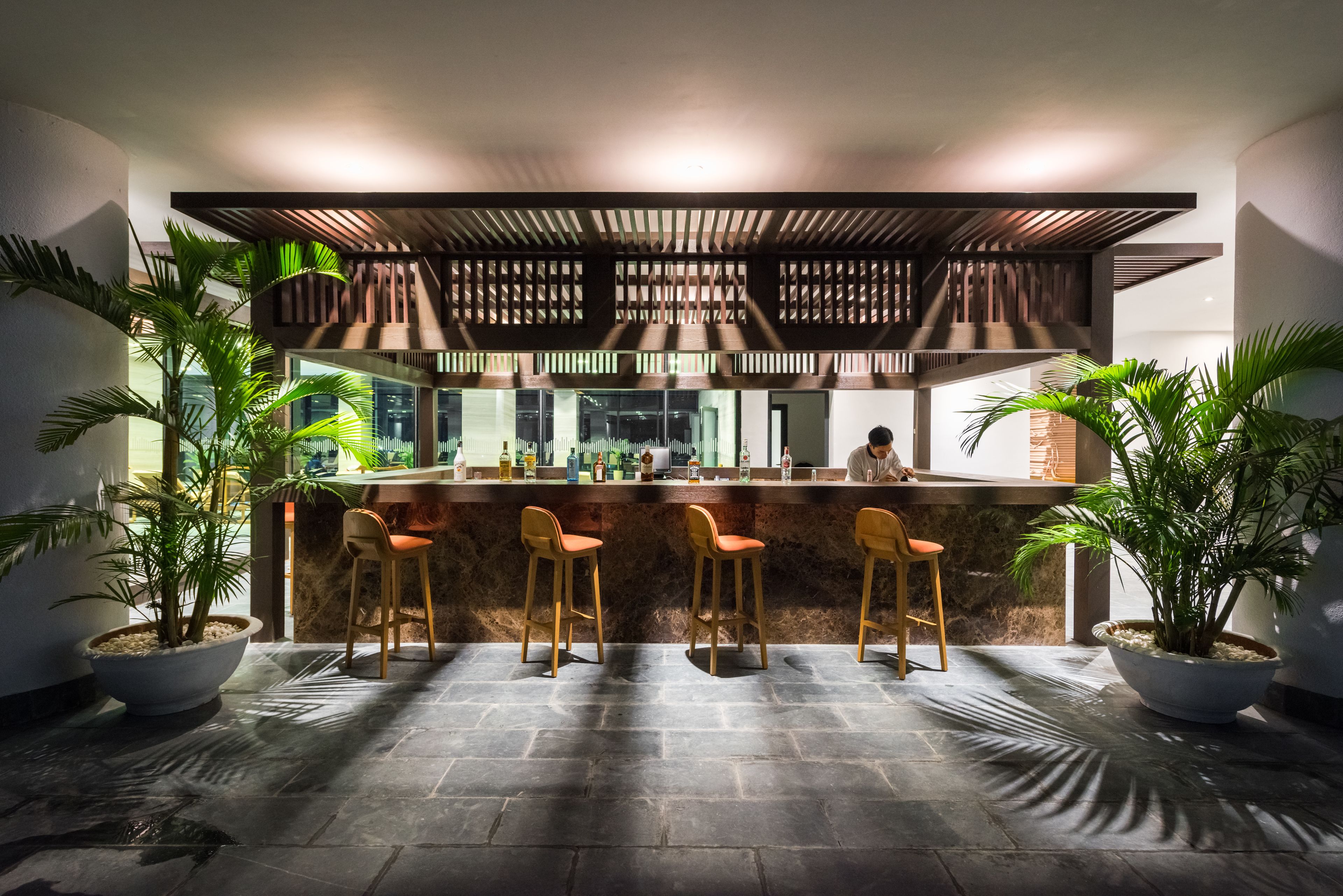 Quầy bar bên hồ bơi