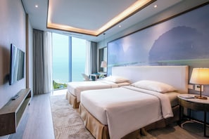 Panorama kamer | Een minibar, een kluis op de kamer, een bureau, verduisterende gordijnen