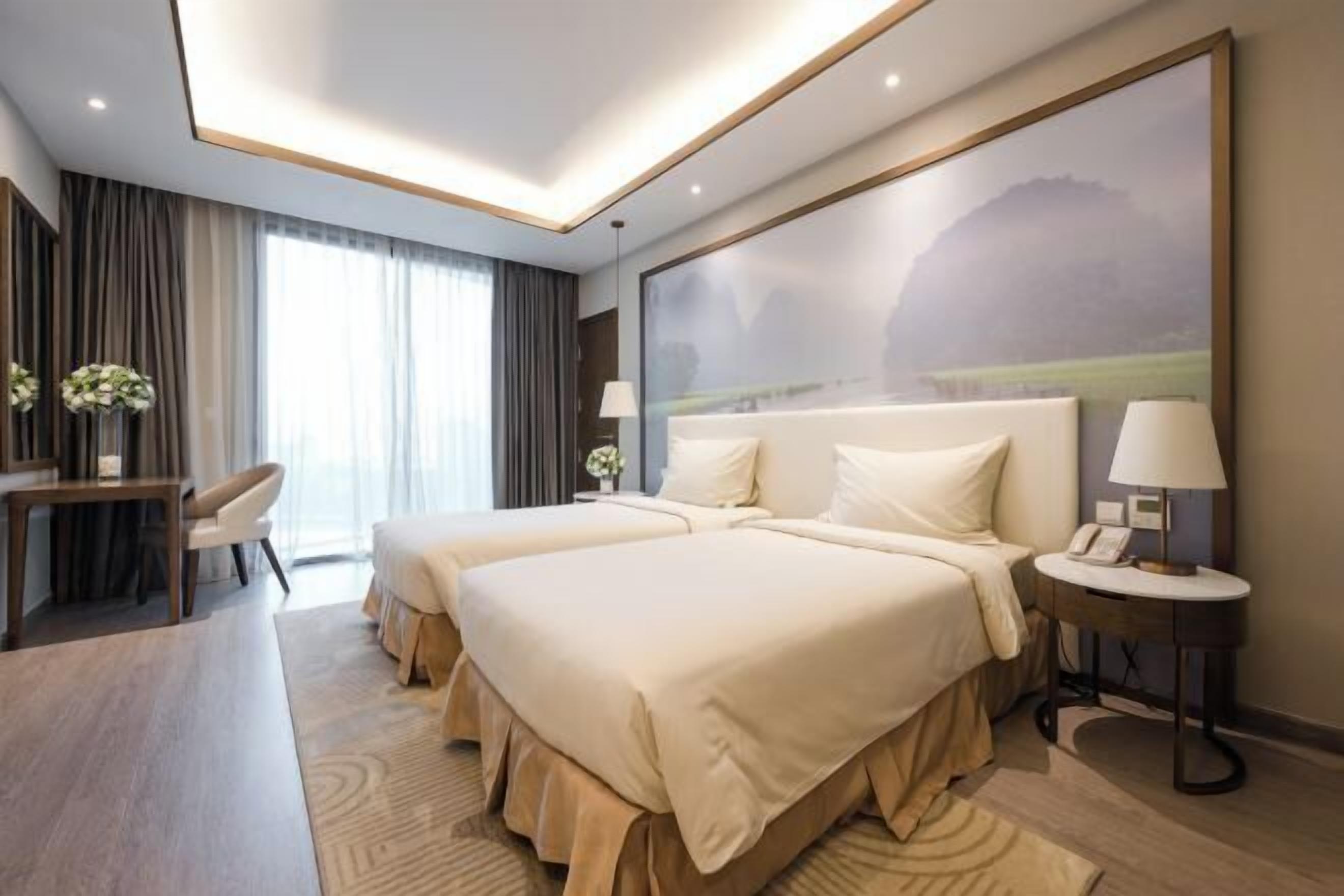 Een minibar, een kluis op de kamer, een bureau, verduisterende gordijnen