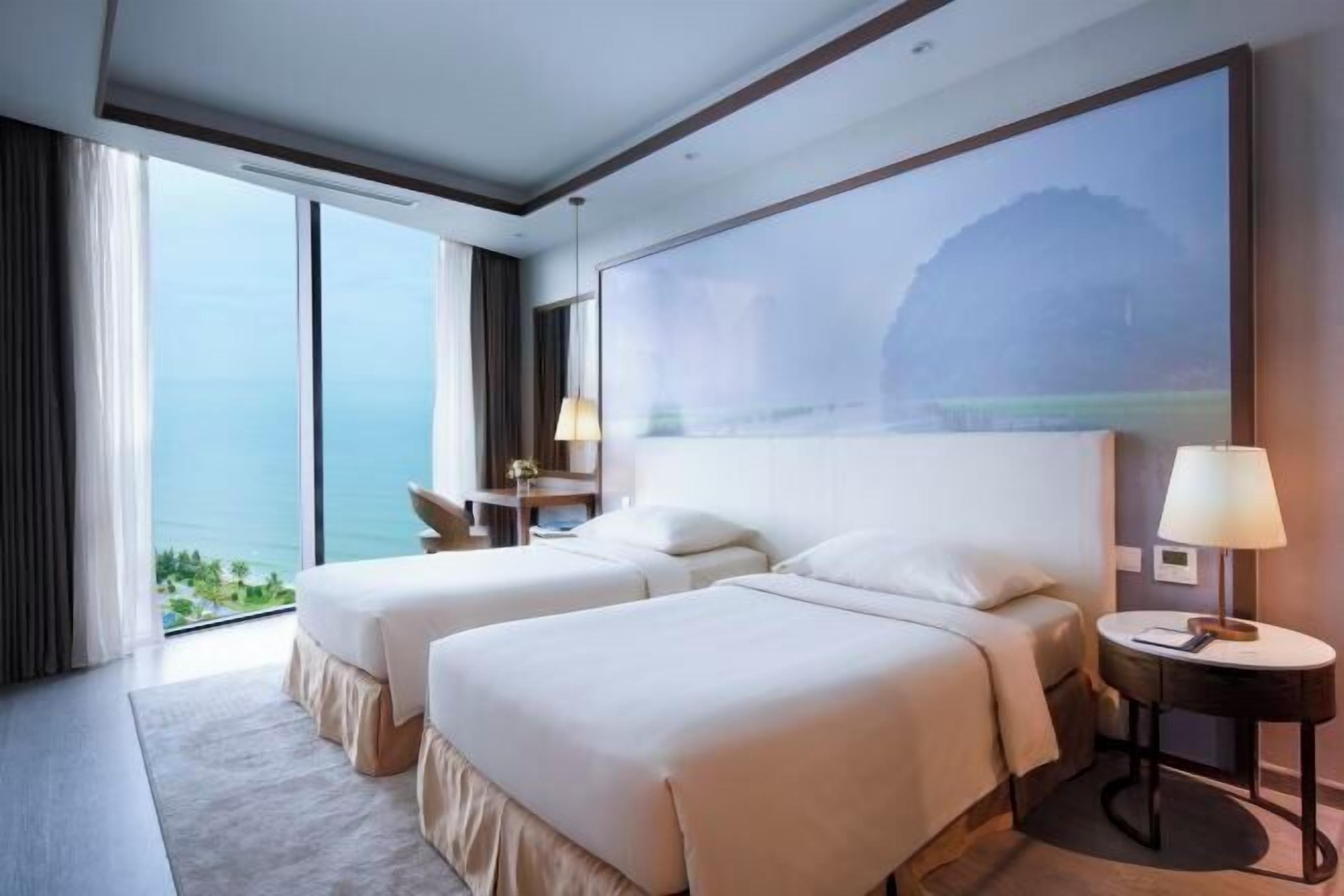 Een minibar, een kluis op de kamer, een bureau, verduisterende gordijnen