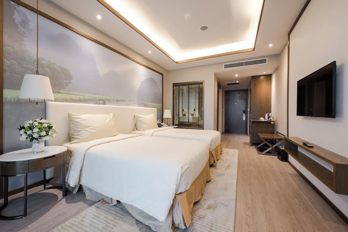 2 bilik tidur, bar mini, peti besi dalam bilik, meja