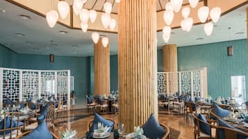 2 restaurants; breakfast, lunch, and dinner served