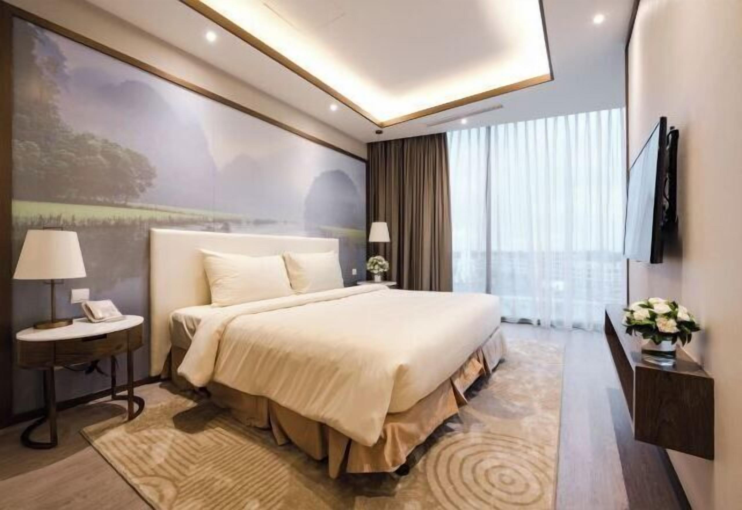 Een minibar, een kluis op de kamer, een bureau, verduisterende gordijnen