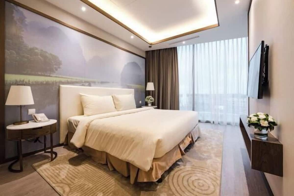 2 bedrooms, minibar, in-room safe, desk