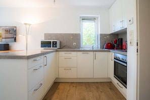 ثلاجة، ميكروويف، فرن، غسالة أطباق