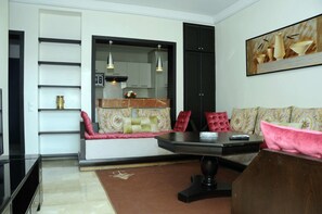Appartamento Luxury, 2 camere da letto | Soggiorno | TV a schermo piatto 50 pollici con canali satellitari, TV