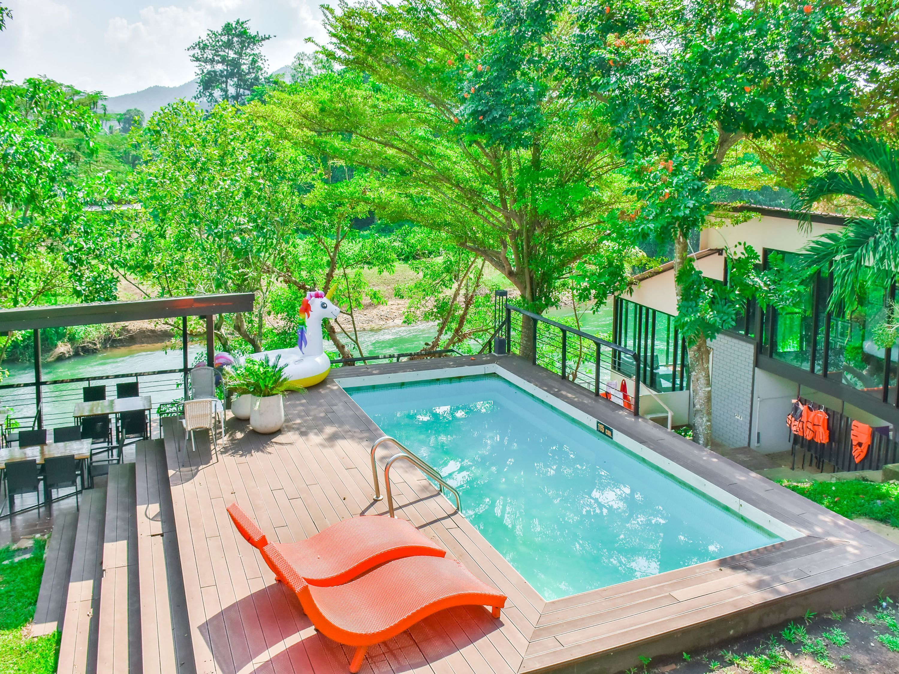 Una piscina al aire libre