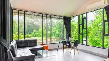 Suite, 1 Bedroom | 1 bedroom, desk, free WiFi, bed sheets