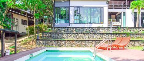 Una piscina al aire libre