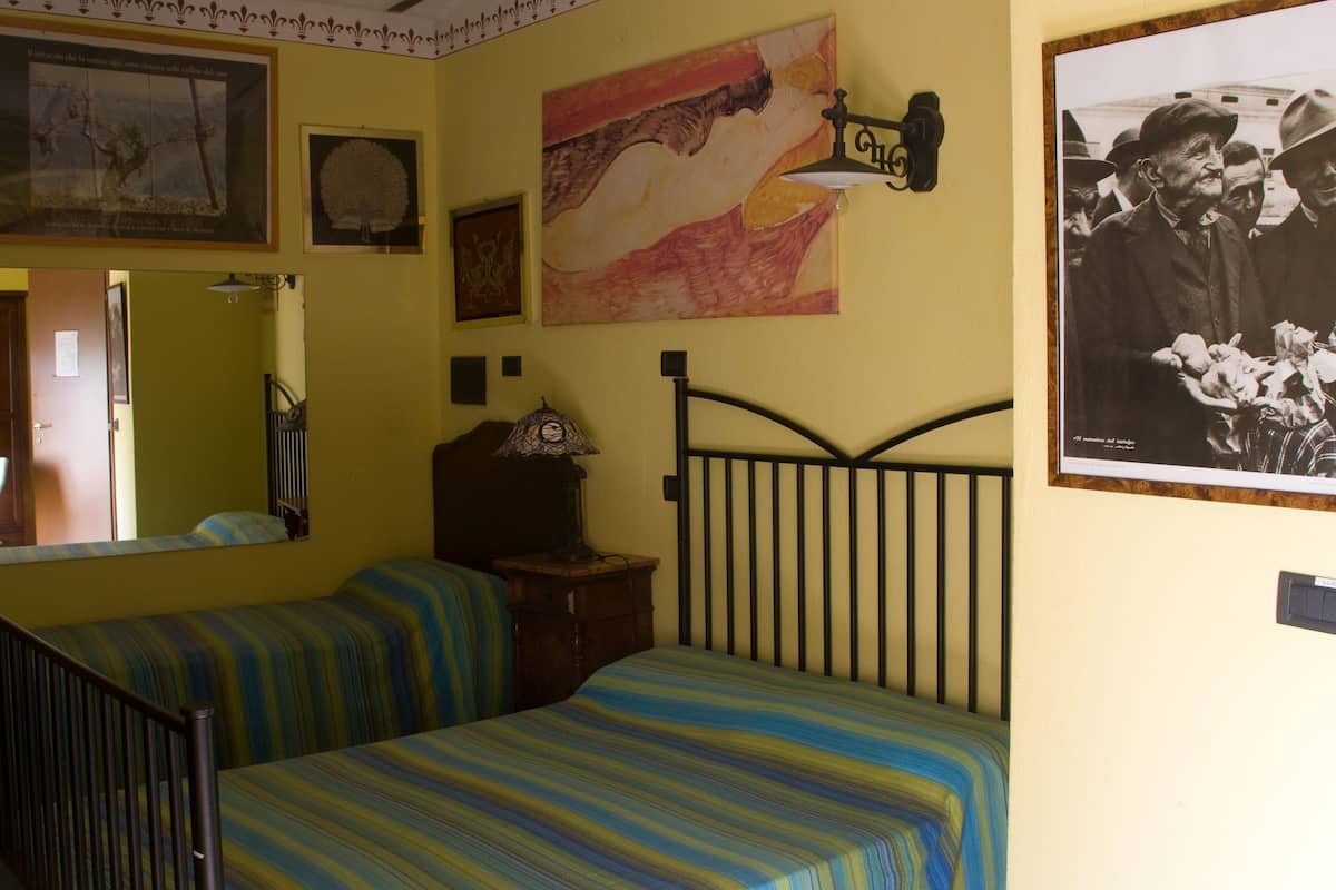 Habitación triple, balcón | Escritorio y wifi gratis