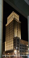 Un bâtiment imposant, illuminé, doté d’une façade symétrique et de nombreuses fenêtres.