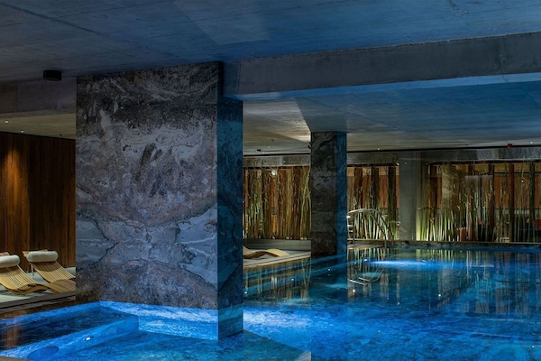 Piscine couverte, accÚs possible de 06 h 00 à 23 h 30, chaises longues