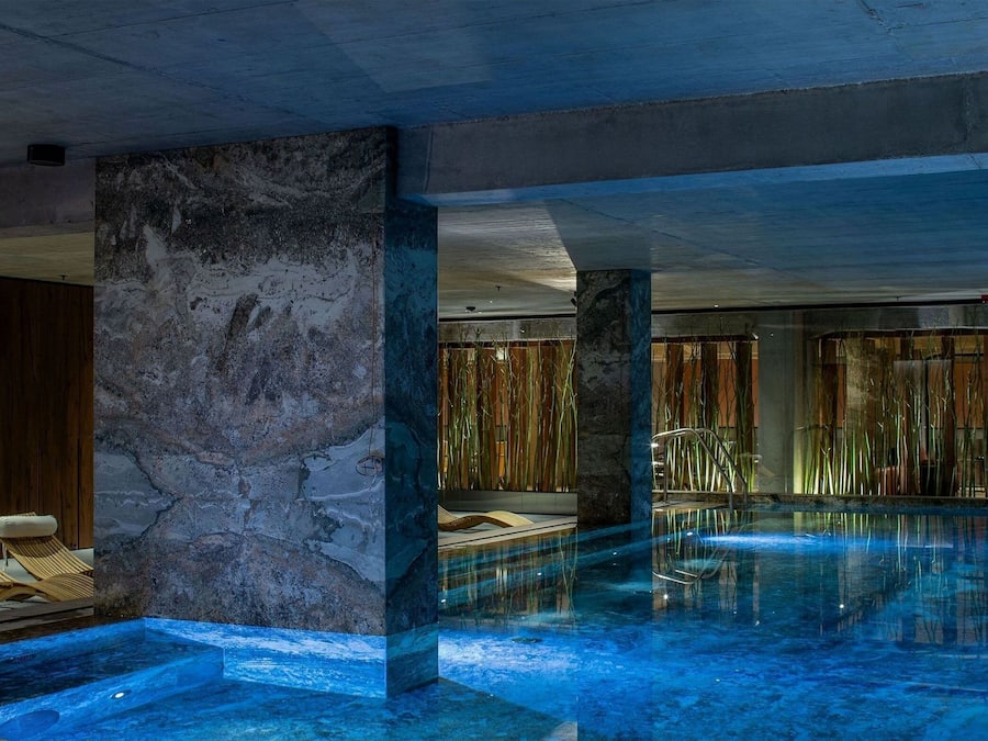 Piscina interna, funciona das 6h às 23h30, espreguiçadeiras