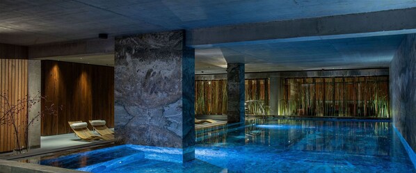 Piscine couverte, accès possible de 06 h 00 à 23 h 30, chaises longues