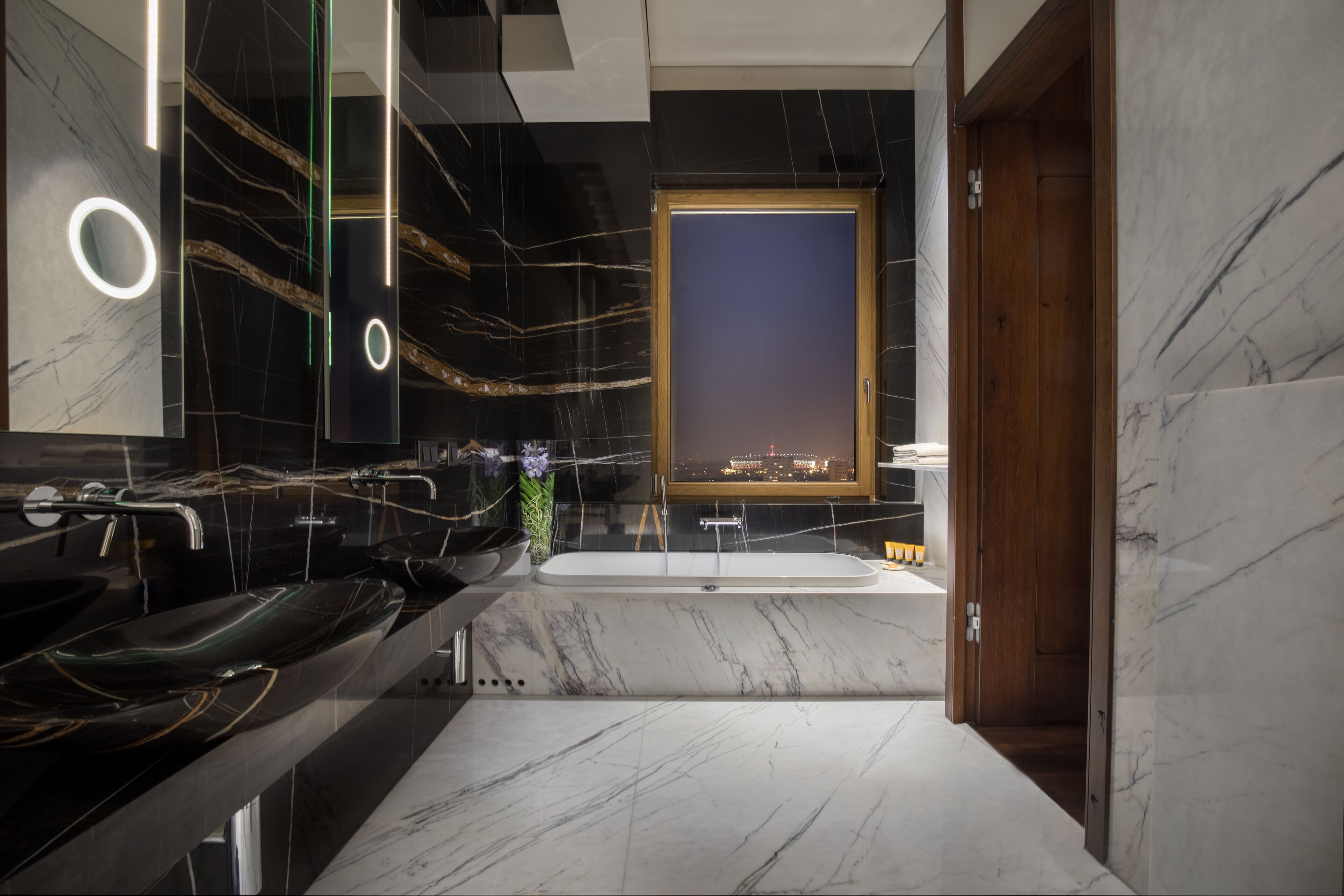 combined shower/bathtub, rainfall showerhead, free toiletries