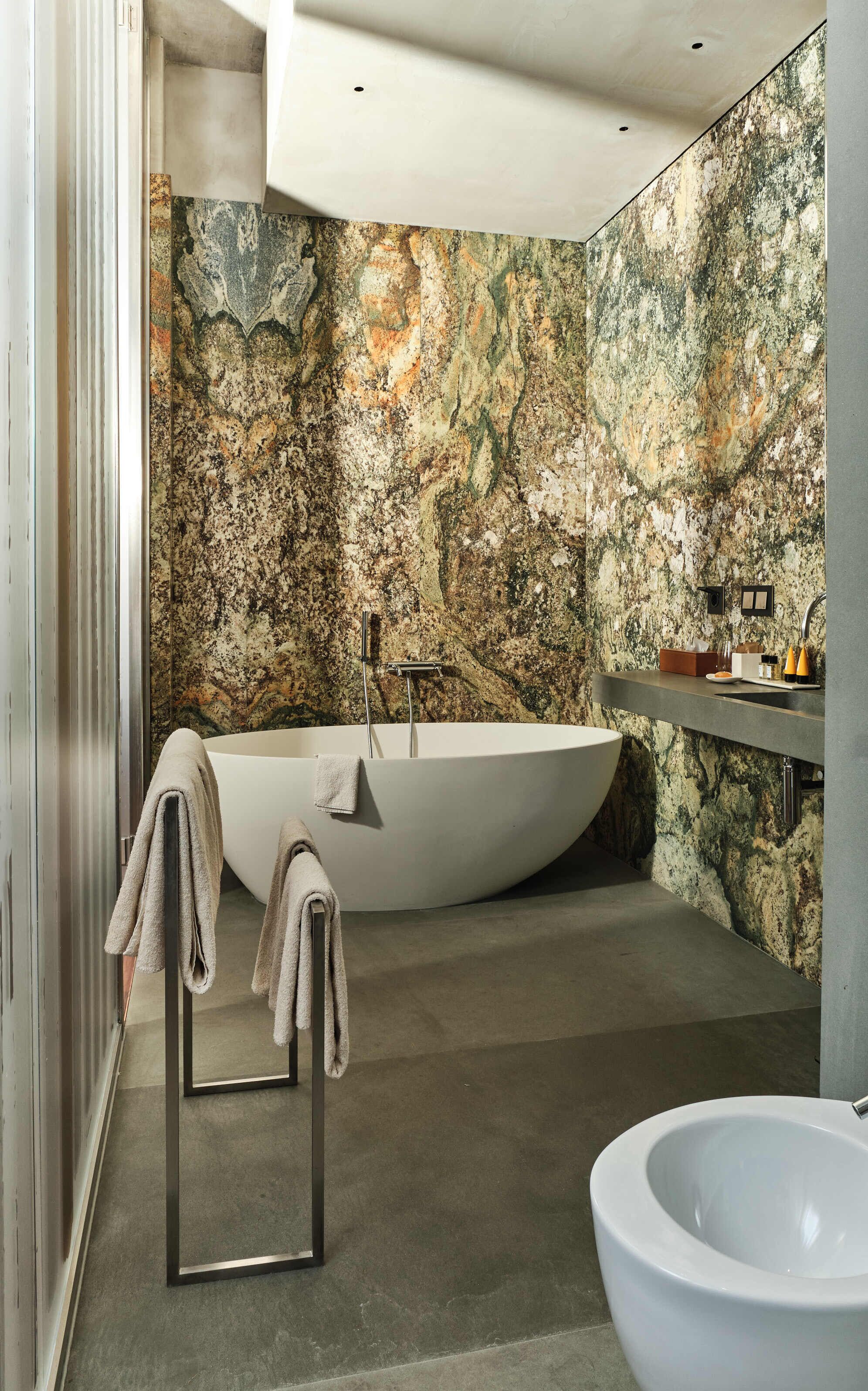 combined shower/bathtub, rainfall showerhead, free toiletries