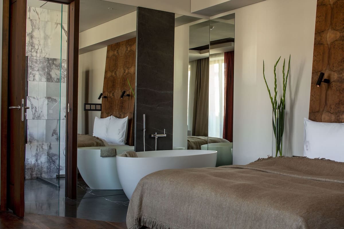 Suite, balcón | 1 habitación, ropa de cama hipoalergénica, edredón y minibar