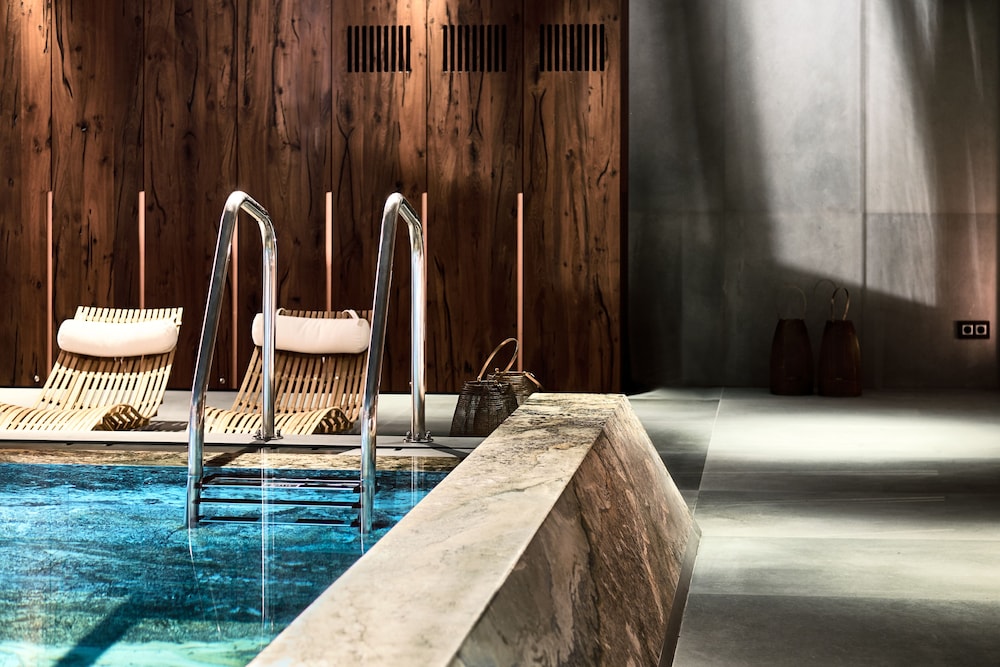 Hotel Warszawa in the Prudential Building by null