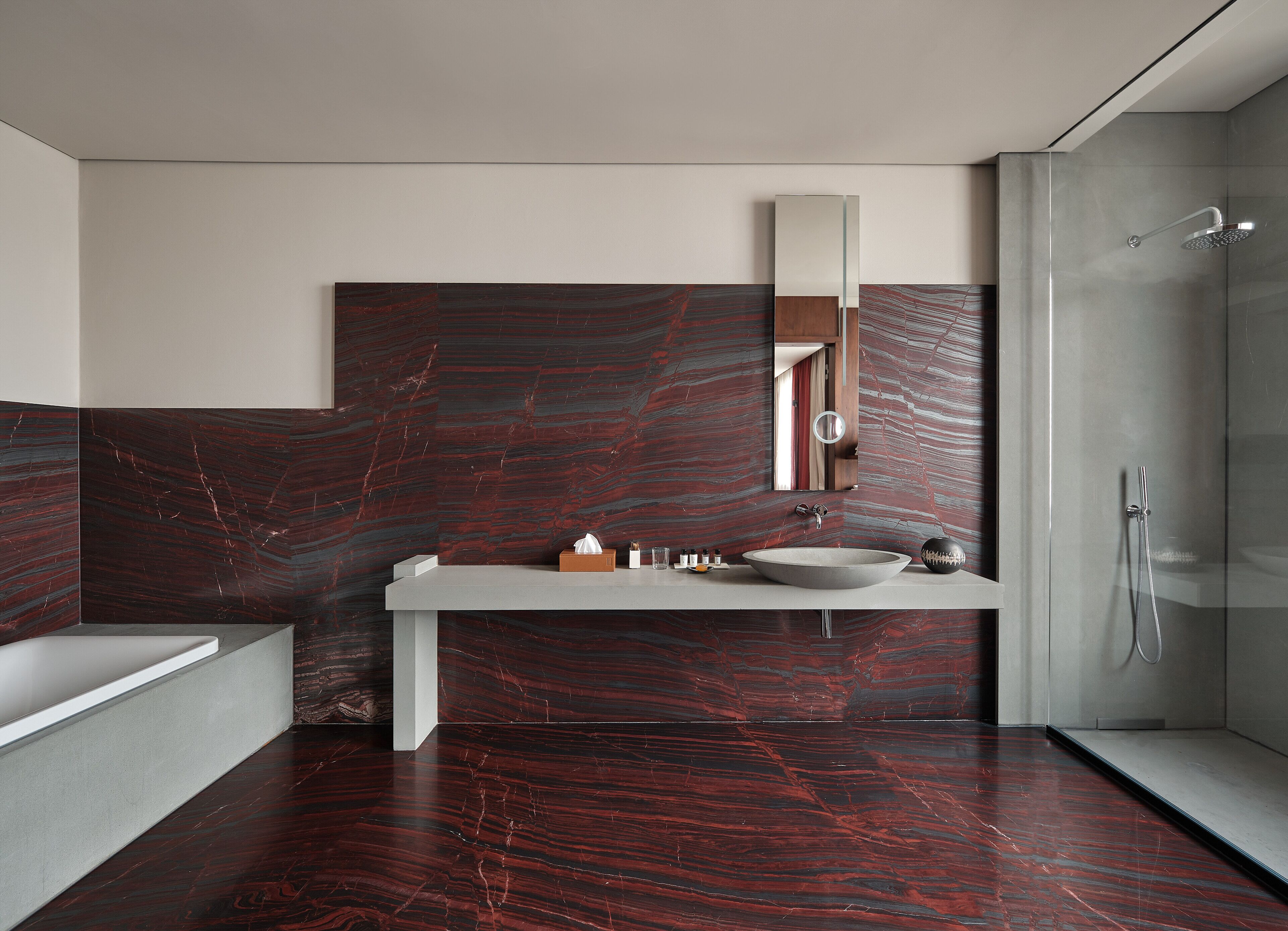 Un bagno moderno con uno specchio grande, un lavabo a incasso e una zona doccia.