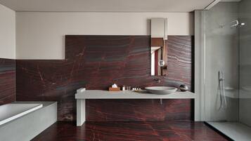 Un bagno moderno con uno specchio grande, un lavabo a incasso e una zona doccia.