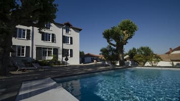 Piscina stagionale all'aperto, ombrelloni da piscina, lettini