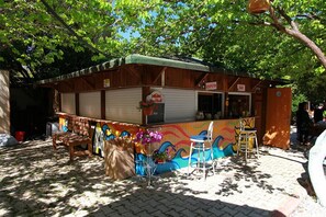 Bar (trong khuôn viên)