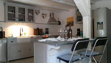 Réfrigérateur, micro-ondes, plaque de cuisson, lave-vaisselle