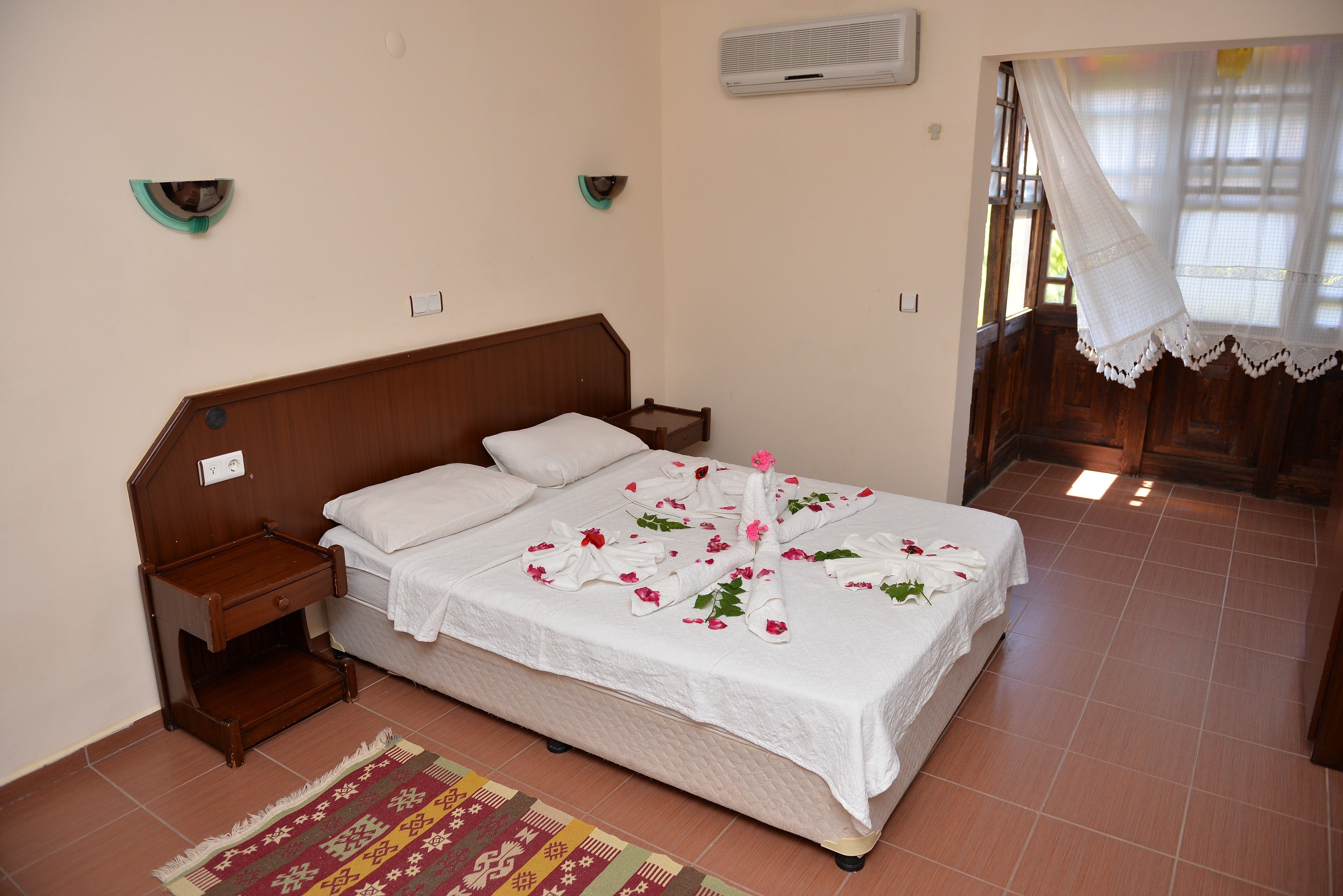 Desk, soundproofing, free WiFi