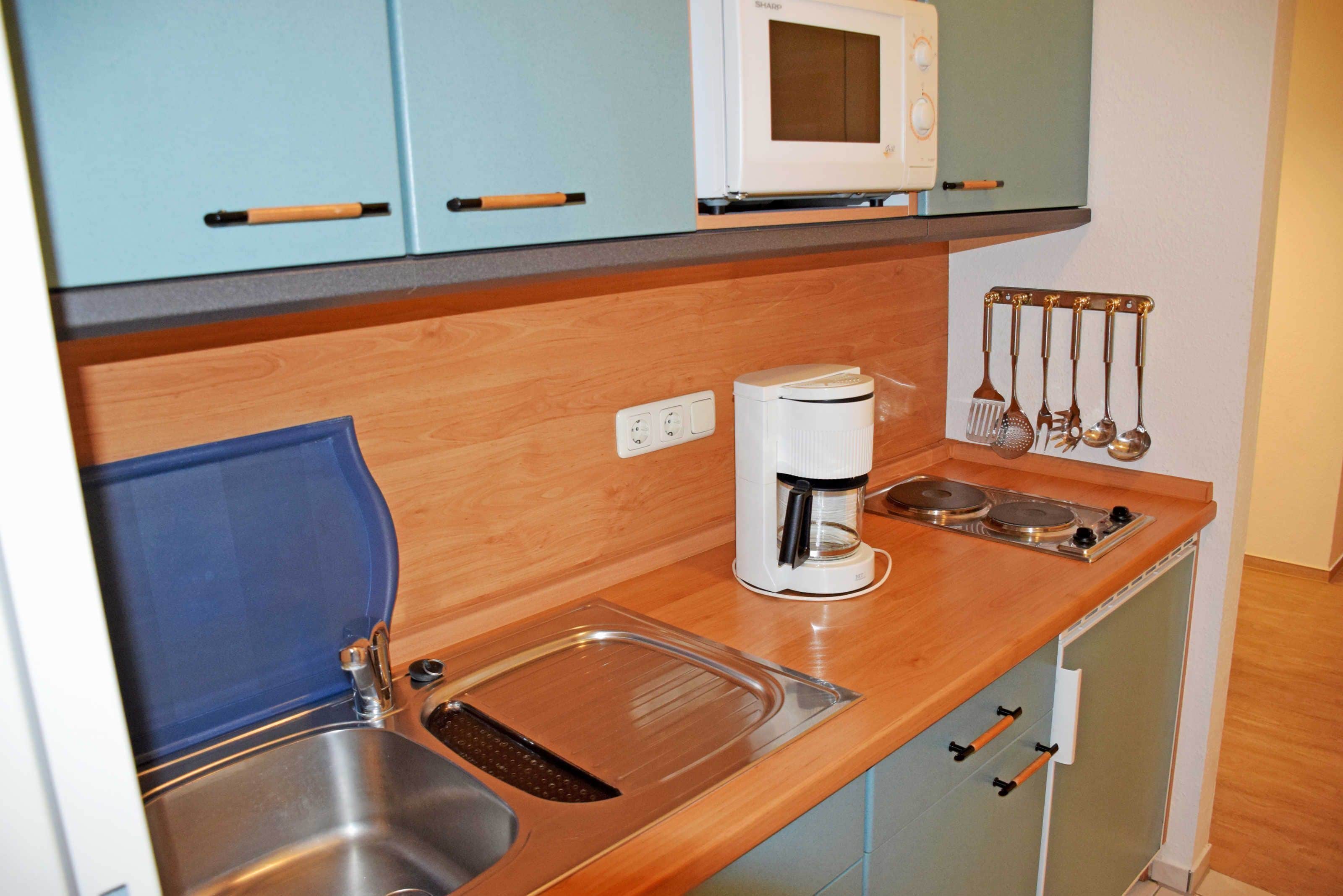 Kühlschrank, Mikrowelle, Wasserkocher mit Kaffee-/Teezubehör
