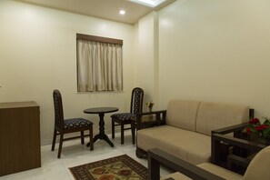 Flat-screen TV - The Majestic Manor (Nagpur)