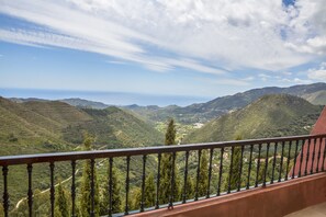 In-room safe, desk, blackout curtains, iron/ironing board - Hotel Spa Marbella Hills (Ojén)