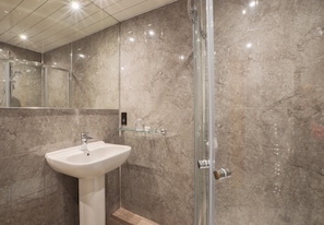Amenidades de baño gratuitas, secadora de cabello, toallas